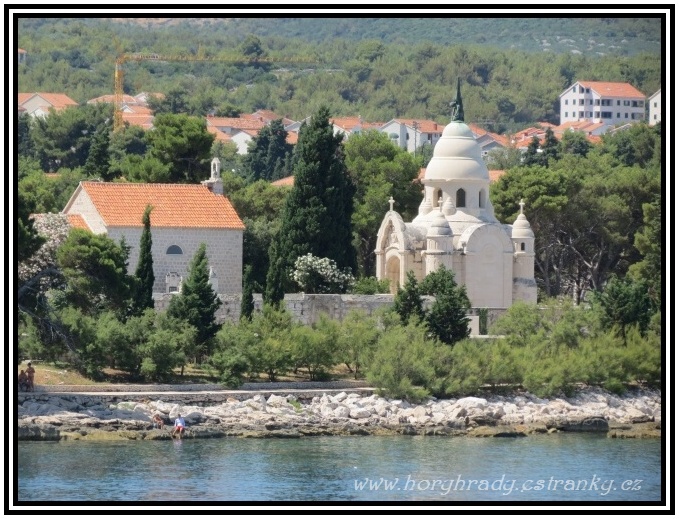 Supetar_mauzoleum_Petrinović