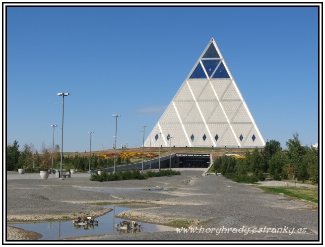 Astana_pyramida_míru_a_souladu__01