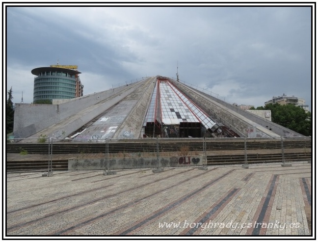 Tirana_pyramida