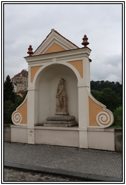 Český_Krumlov_výklenková_kaple__a
