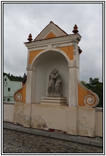 Český_Krumlov_výklenková_kaple__b