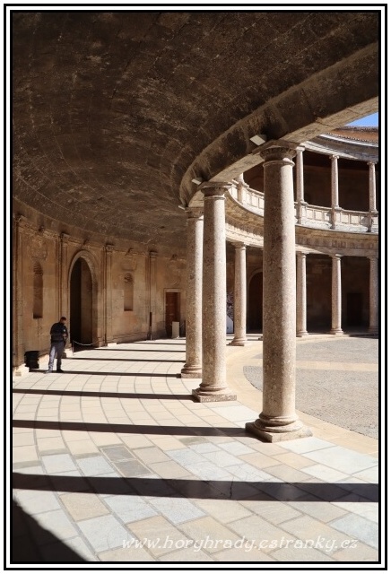 Granada_Alhambra_palác_Karla